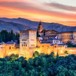 Mens solen står op og går ned over Alhambra
