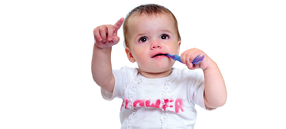 Hvornår skal jeg begynde at børste tænderne på mit barn?