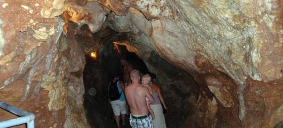 La Cueva del Tesoro og Macharaviaya
