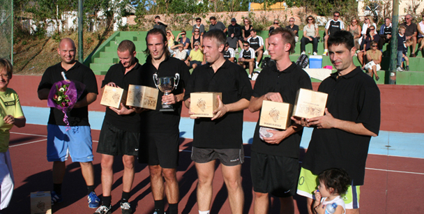 Vinderholdet Dream Team med pokal, blomster og vingaver.