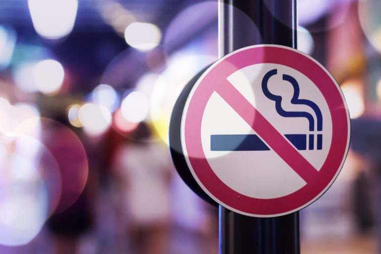 Spanien overvejer et permanent forbud mod rygning på terrasser