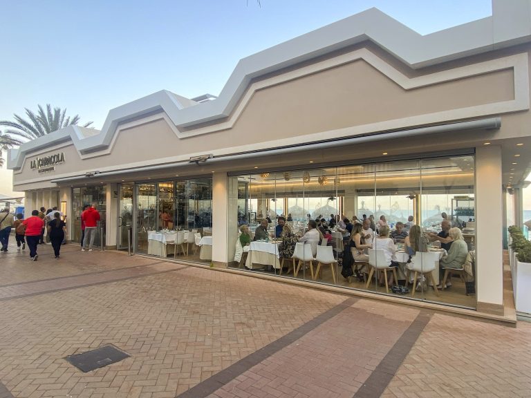Moderne strandrestauranter kaster glans over strandpromenaden