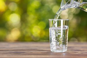 Hvorfor er det så vigtigt at drikke vand i sommervarmen?