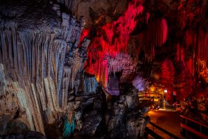 Moderne teknologi tager besøgende til ufremkommelige dele af Nerjas grotter