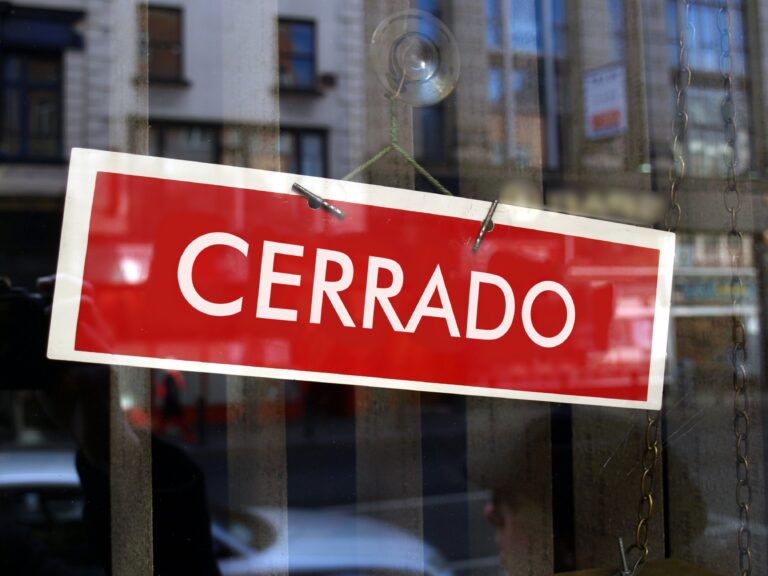 Closed,Sign,In,A,Shop,Window,Written,In,Spanish,(translation: