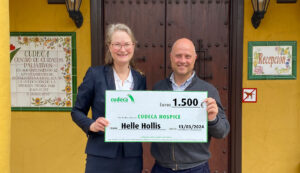Helle Hollis donerer 1.500 euros til Cudeca Hospice