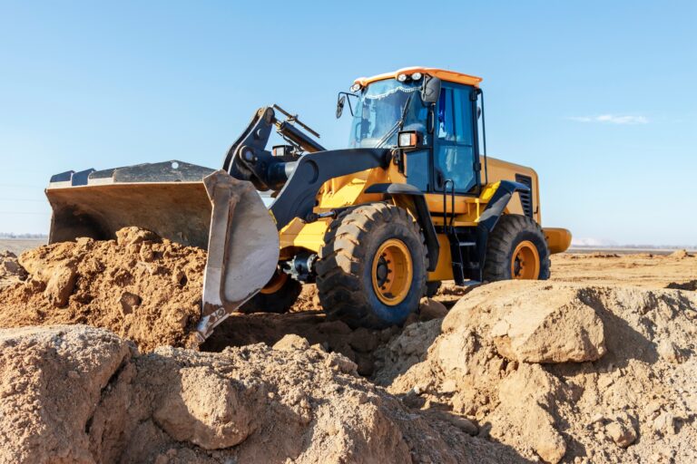 Bulldozer,Or,Loader,Moves,The,Earth,At,The,Construction,Site