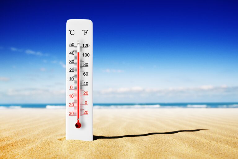 Hot,Summer,Day.,Celsius,And,Fahrenheit,Scale,Thermometer,In,The