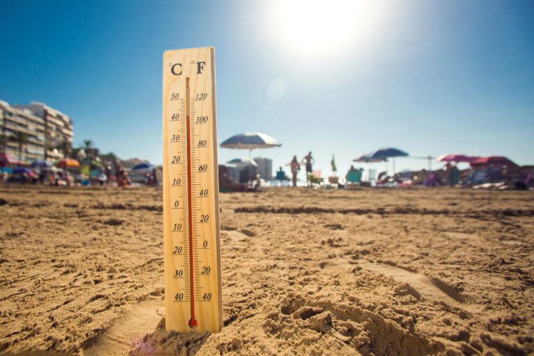 Hot,Weather.,A,Temperature,Scale,On,A,Beach,Shows,High