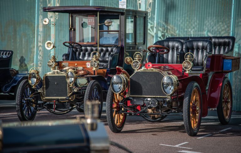 Vintage,Cars,From,The,1900's,Parked,Up,On,A,Historic