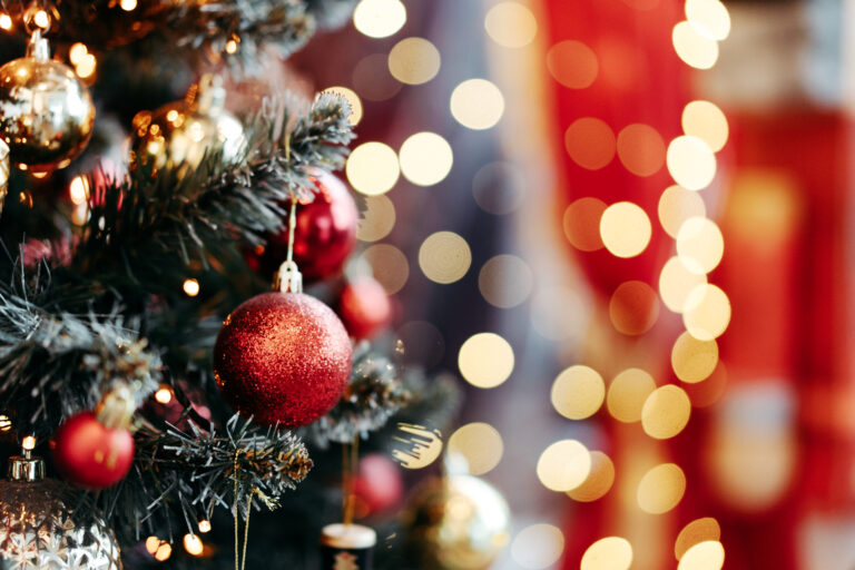 Close,Up,Of,Balls,On,Christmas,Tree.,Bokeh,Garlands,In