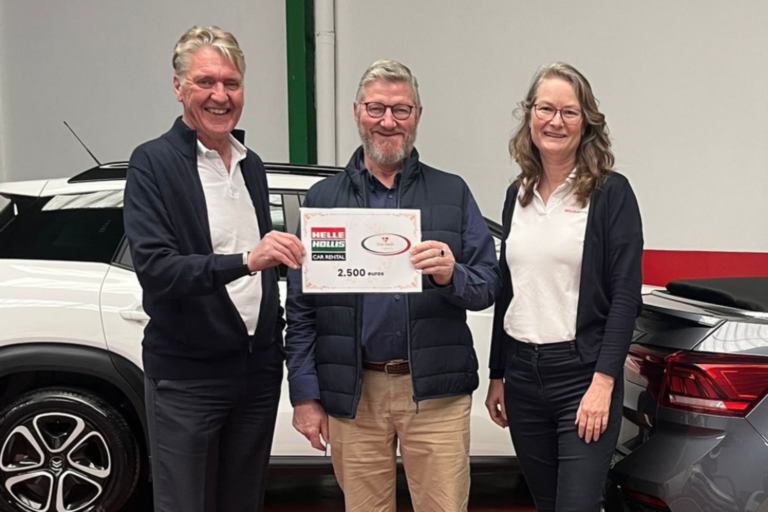 Helle Hollis donerer 2.500 euros til Club Danés