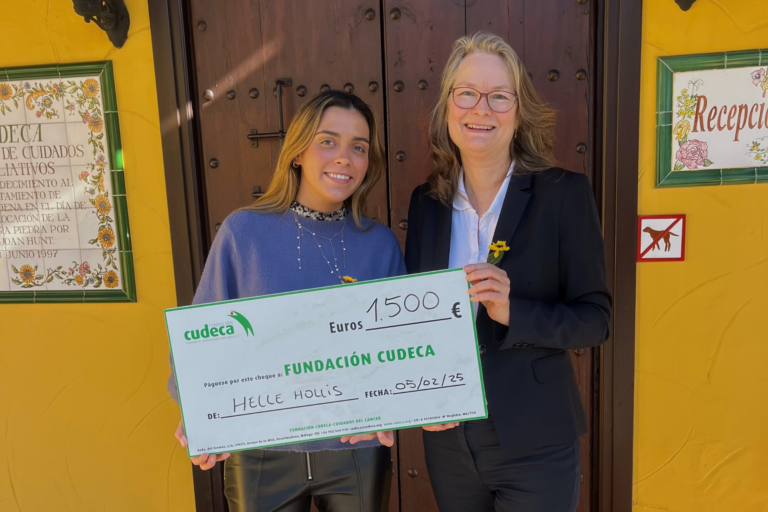 Helle Hollis donerer 1.500 euros til Cudeca