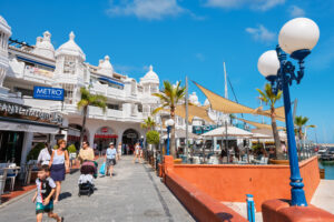 Mere strøgplads i Puerto Marina