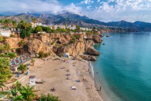 Stenskred ved Nerja-stranden skræmmer badegæster