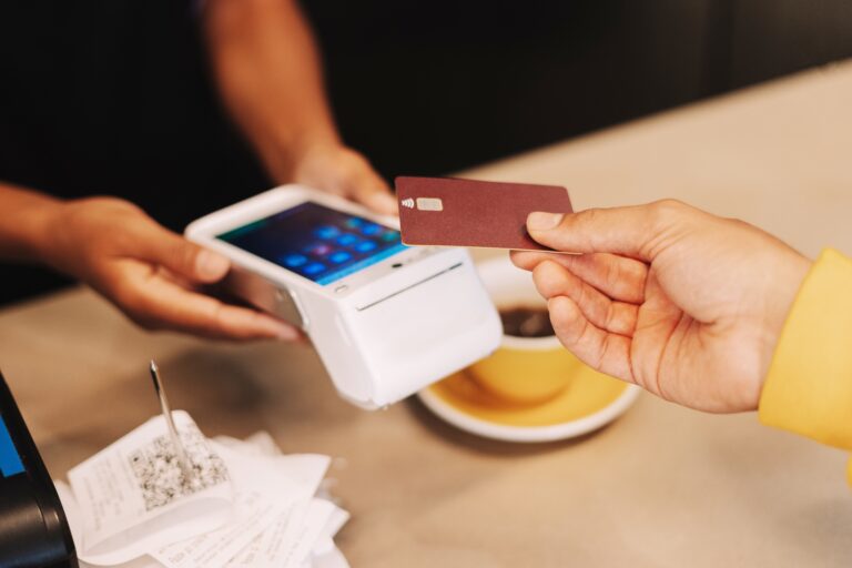 Café-ejer svindlede 94-årig for over 22.000 euro