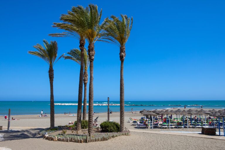 Skygge på paseoen i Benalmádena